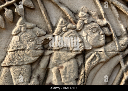 Bassorilievi raffiguranti la burrificazione del mare di latte dal mito indù. Galleria Orientale, Angkor Wat, Cambogia Foto Stock