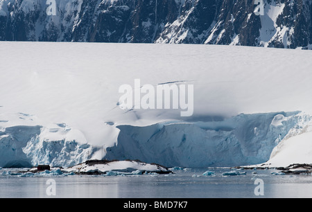 Maestosa vista panoramica del ghiacciaio Antartico e la stazione di base con Snow capped mountain, cielo blu sullo sfondo Foto Stock