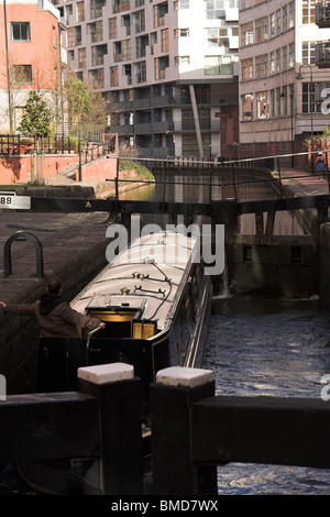 Barge, passando attraverso la serratura 89, Rochdale Canal, Manchester, Regno Unito Foto Stock