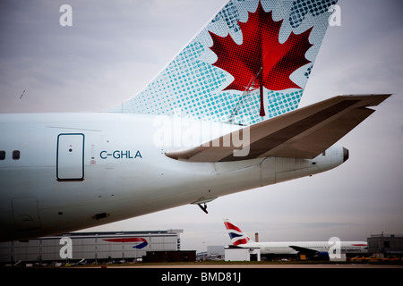 Pinna di coda e il logo aziendale di Air Canada aerei passeggeri e un British Airways aerei su asfalto a Londra Heath Foto Stock