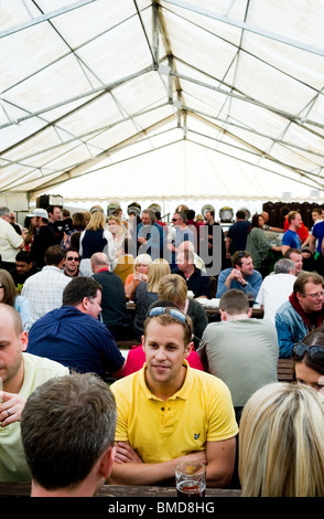 I clienti in un padiglione all'Hoop festa della birra in Essex. Foto di Gordon Scammell Foto Stock