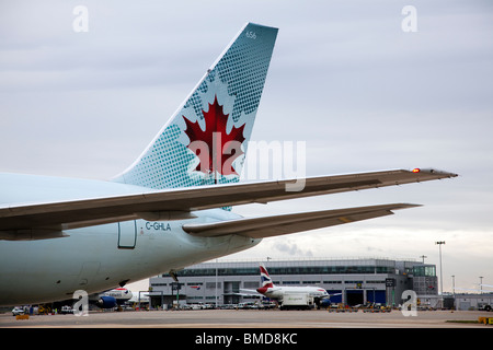 Pinna di coda e il logo aziendale di Air Canada aerei passeggeri e un British Airways aerei su asfalto a Londra Heath Foto Stock