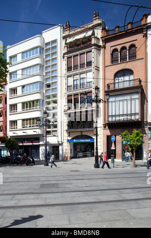 Ybarra edificio (sinistra, facciata bianca), uno dei pochi esempi di architettura razionalista a Siviglia, Spagna Foto Stock