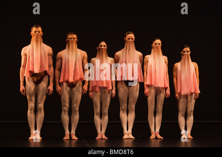 Michael Clark Company esecuzione " Vieni, stato e andato' presso il Barbican Theatre, ballerini line-up non si vede nella effettiva mostra Foto Stock