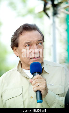 Praga, 30 maggio 2010 -- cantante ceco Karel Gott battezzata lo Zoo di Praga il gorilla baby 'Kiburi'. Kiburi è nato il 24 aprile 2010. Foto Stock