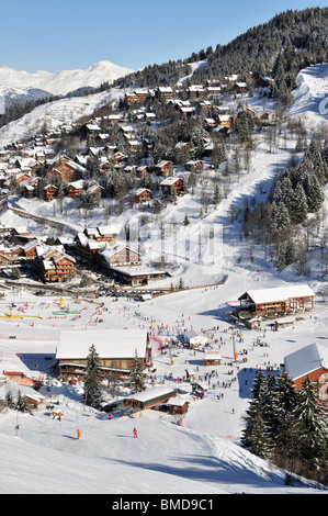 La Chaudanne area di incontro alla base dei principali impianti di risalita e delle gondole in Méribel, Francia 1/2 Foto Stock