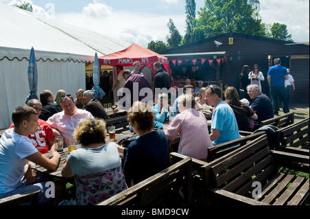 I clienti seduti in un pub giardino in Essex. Foto di Gordon Scammell Foto Stock