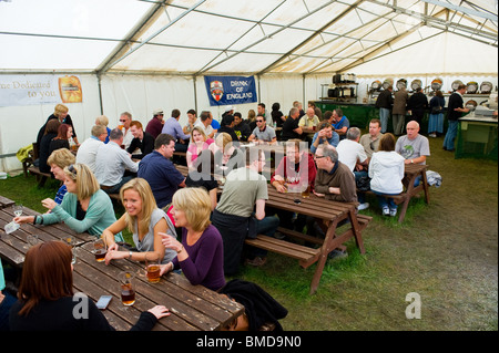 I clienti in un padiglione all'Hoop festa della birra in Essex. Foto di Gordon Scammell Foto Stock