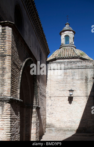 Vista laterale della chiesa parrocchiale di Santa Marina (XIII secolo), Siviglia, Spagna Foto Stock