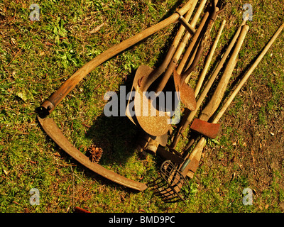 Antichi attrezzi da giardino falce zappa rastrello la pala a terra  arrugginita Foto stock - Alamy