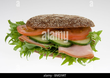 Prelibato prosciutto panino con pomodoro fresco, cetriolo e insalata mista Foto Stock