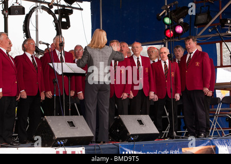 Regno Unito, Inghilterra, Devon, Dartmouth musica, festival, Royal Avenue Gardens, Neath coro di sole voci maschili di eseguire Foto Stock