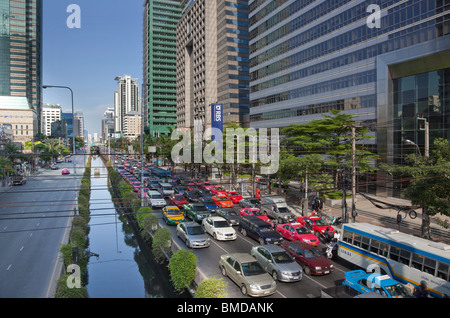 Sathon Road nel centro di Bangkok. A metà pomeriggio il traffico è in coda sul lato ovest. Foto Stock