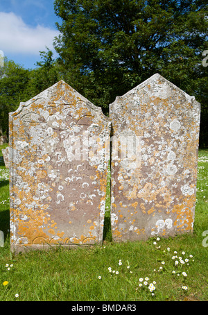 Vecchie pietre tomba nella chiesa Durnford cantiere nei pressi di Salisbury WILTSHIRE REGNO UNITO Foto Stock