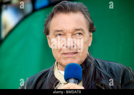 Praga, 30 maggio 2010 -- cantante ceco Karel Gott battezzata lo Zoo di Praga il gorilla baby 'Kiburi'. Kiburi è nato il 24 aprile 2010. Foto Stock