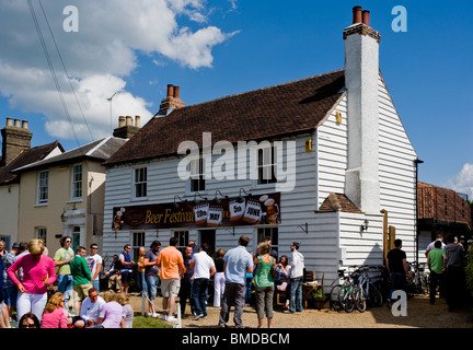 I clienti al di fuori del cerchio di casa pubblica nel villaggio di Stock in Essex. Foto di Gordon Scammell Foto Stock