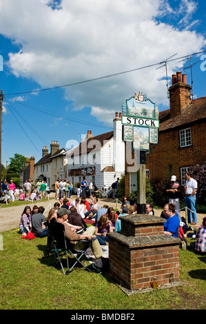 La gente seduta al di fuori del cerchio di casa pubblica nel villaggio di Stock in Essex. Foto di Gordon Scammell Foto Stock