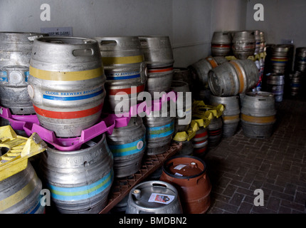 Barili di real ale in una zona di stoccaggio della cerchiatura Public House in magazzino in Essex. Foto di Gordon Scammell Foto Stock