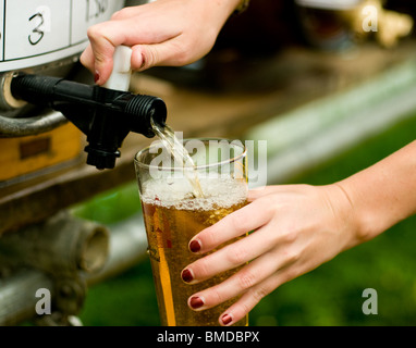 Una pinta di real ale che viene versato all'Hoop Pub festa della birra in magazzino in Essex. Foto di Gordon Scammell Foto Stock