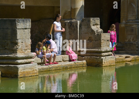 Una famiglia di turisti nelle Terme Romane Bath Somerset Inghilterra Foto Stock