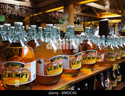 Flagons di cornish scrumpy sidro per la vendita in un negozio nella fattoria vicino a Truro,cornwall, Regno Unito Foto Stock