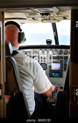 Pilota di un Mokulele Airlines luminosi aeromobili battenti da M aui ai grandi Isl e, Hawaii, USA che mostra gli strumenti del cockpit Foto Stock