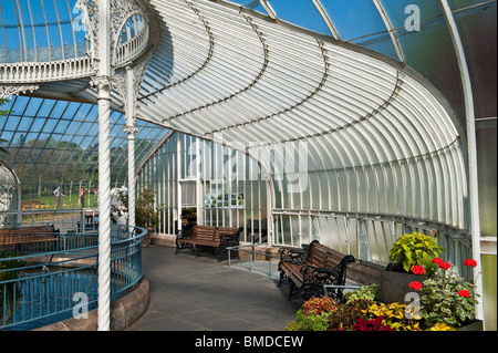 Il tetto in ferro battuto e le colonne in ghisa del Palazzo Kibble, una serra del 19c al Giardino Botanico di Glasgow, Scozia, Regno Unito Foto Stock