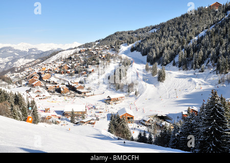 La Chaudanne area di incontro alla base dei principali impianti di risalita e delle gondole in Méribel, Francia 2/2 Foto Stock