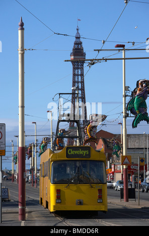 Blackpool tram con torre in background sul lungomare lancashire England Regno Unito Foto Stock
