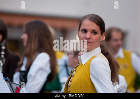 Tradizionale orchestra bavarese preparando per riprodurre la musica in strada a Fussen, Germania. Foto Stock