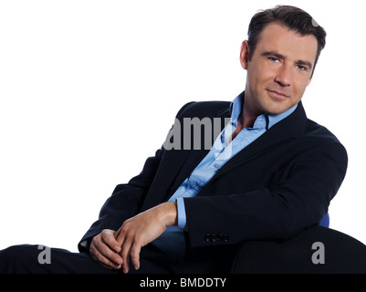 Bel uomo caucasico imprenditore seduti rilassati ritratto bianco su sfondo isolato Foto Stock