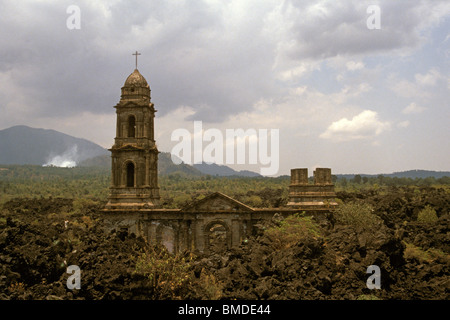 Il rovinato il Templo de San Juan Parangaricutiro chiesa vicino Angahuan, Michoacan, Messico Foto Stock