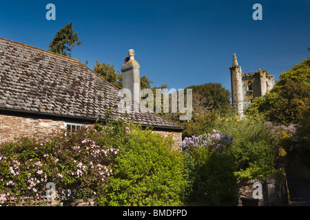 Regno Unito, Inghilterra, Devon, Slapton, old chantry college tower, visto sopra abbastanza Garden cottage Foto Stock