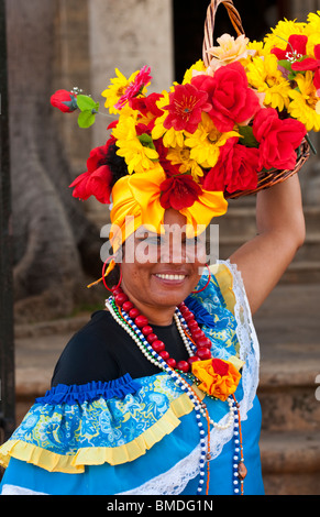 Ballerini colorati in costume con fiori in Avana Vecchia Habana Cuba Foto Stock