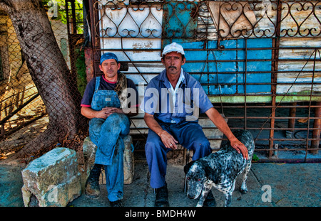 Due uomini locali e cane ritratto in area Jamimantas dell Avana Habana in Cuba Foto Stock