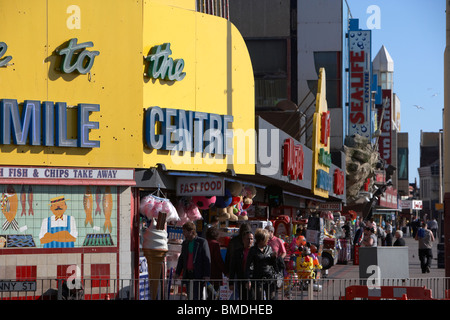 Negozi e sale giochi sul golden mile lungomare di Blackpool Lancashire England Regno Unito Foto Stock