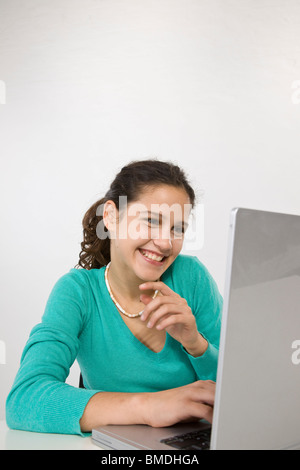 Ragazza adolescente utilizzando Laptop Foto Stock