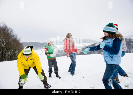 Famiglia avente lotta con le palle di neve Foto Stock