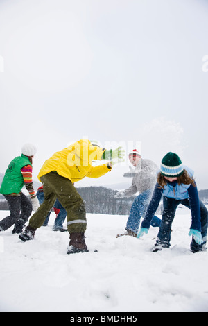 Famiglia avente lotta con le palle di neve Foto Stock