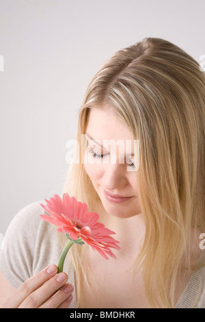 Donna di fiori profumati Foto Stock