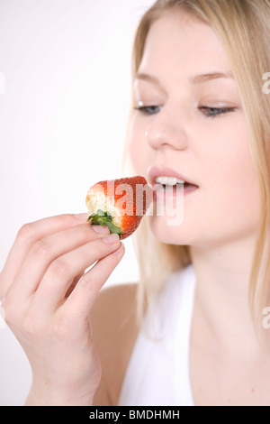 Donna di mangiare fragole Foto Stock