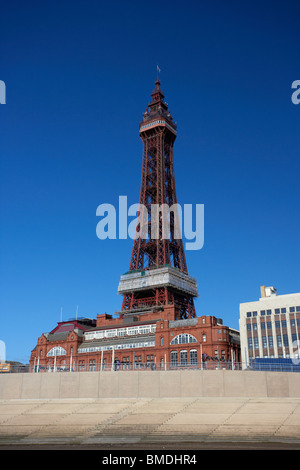 La Blackpool Tower e nuovi passi sul lungomare e la passeggiata mare difese lancashire England Regno Unito Foto Stock