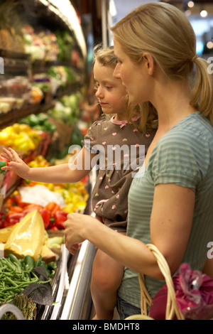Madre e figlia e negozi di generi alimentari Foto Stock