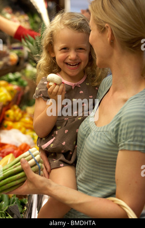 Madre e figlia e negozi di generi alimentari Foto Stock