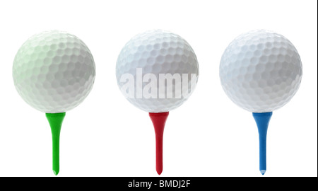 Tre palle da golf vicino sul verde al rosso e blu tees. Tagliare su sfondo bianco Foto Stock