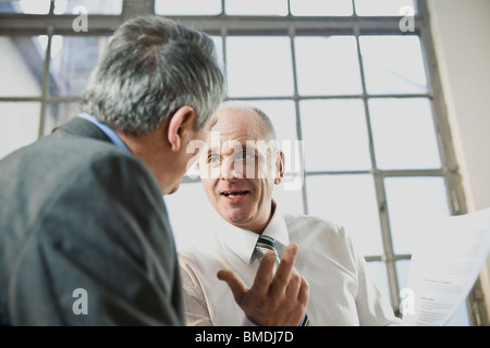 La gente di affari di parlare Foto Stock