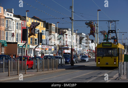 Blackpool tram sul lungomare lancashire England Regno Unito Foto Stock