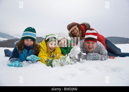 Ritratto di famiglia a giocare nella neve Foto Stock