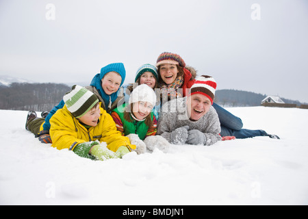 Ritratto di famiglia a giocare nella neve Foto Stock