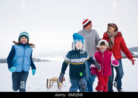 Famiglia avente il divertimento all'aperto in inverno Foto Stock